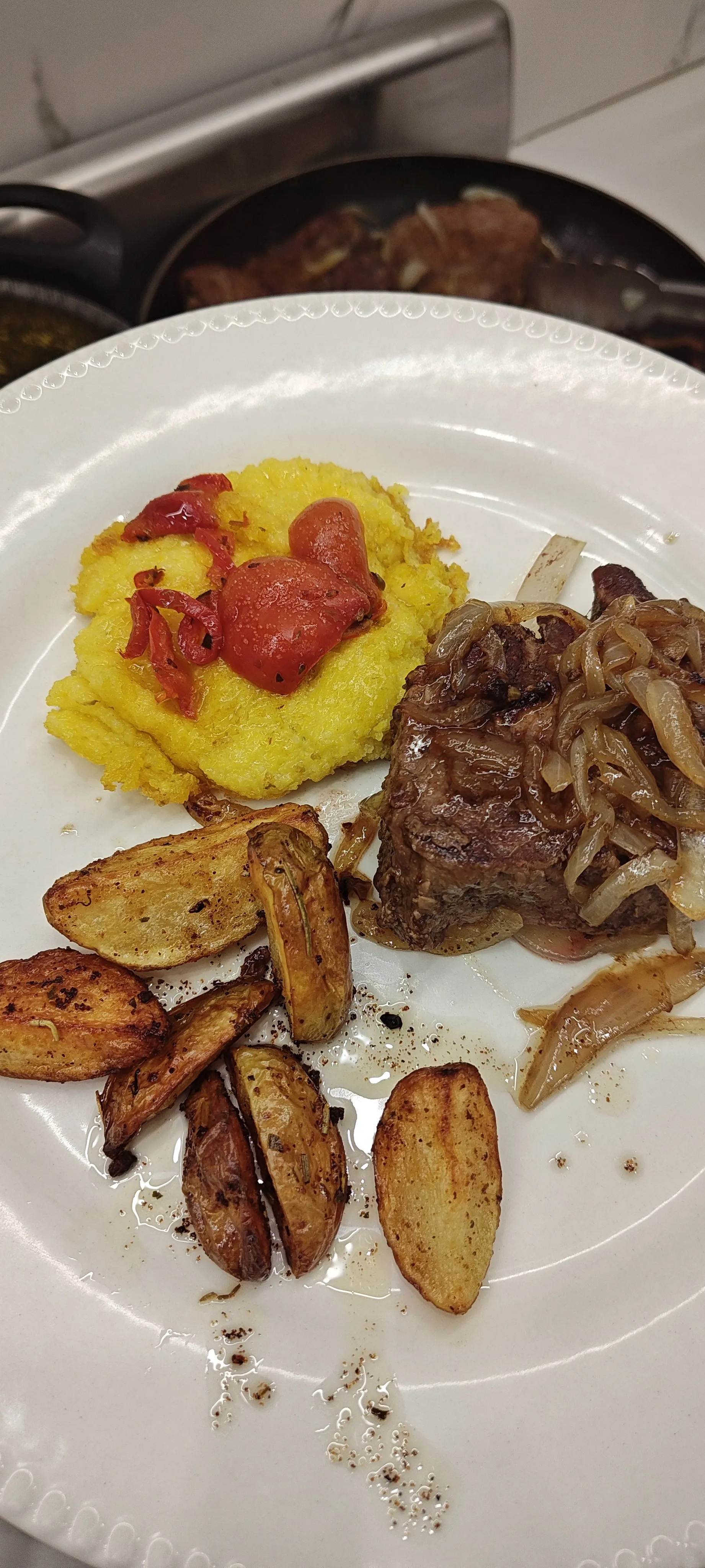 Lomo a la plancha con papas rústicas y polenta crocante: un clásico reversionado